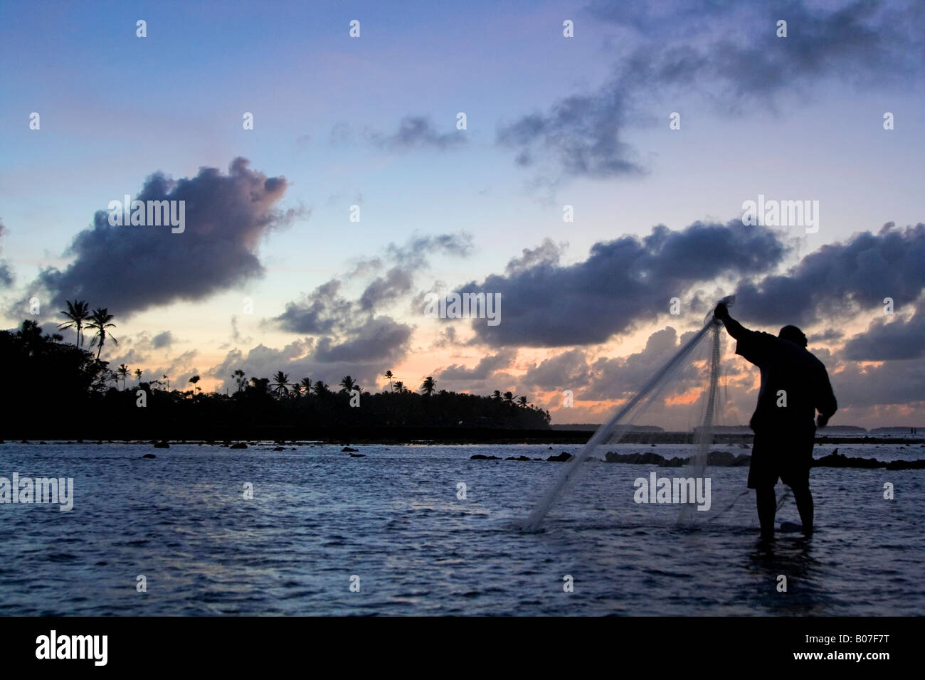 El pescador, el atolón de Majuro, Islas Marshall Foto de stock