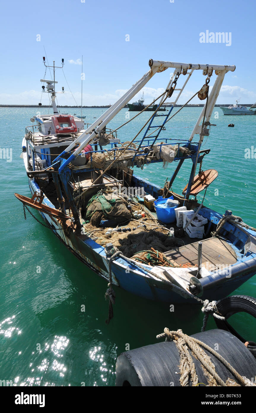 Cortador de pesca, Licata Harbor, Sicilia, Italia Foto de stock