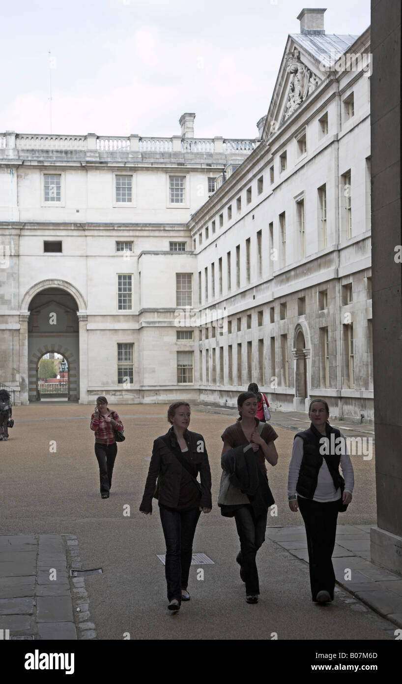 Los estudiantes, Trinity College of Music, Rey Charles Corte, Old Royal Naval College, antiguo colegio, Greenwich, Londres, Inglaterra Foto de stock
