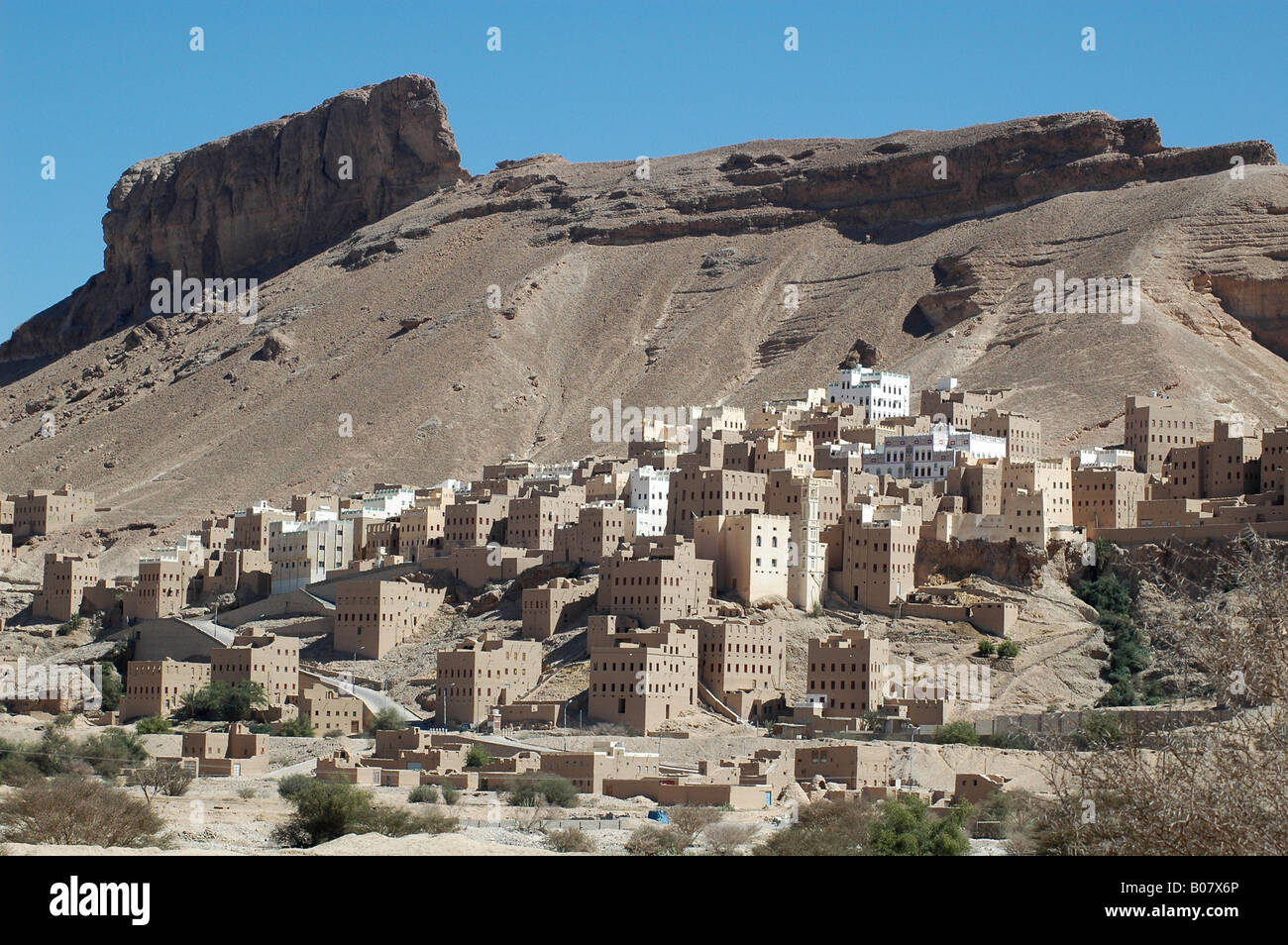 En Yemen de Wadi hacer'an una aldea de casas de color arena se elevan desde el terreno como bloques de construcción para niños Foto de stock