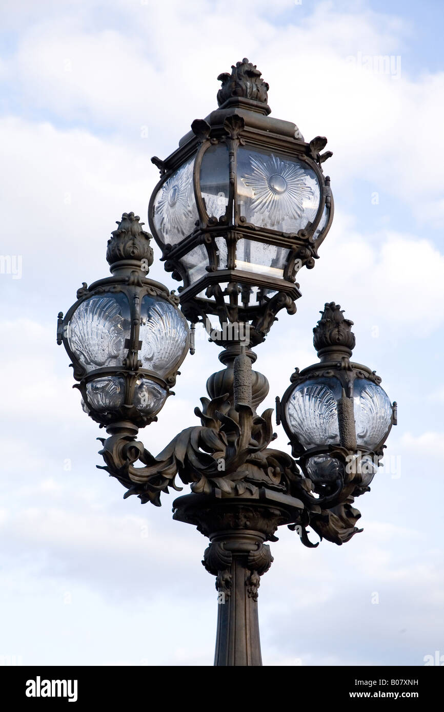 Farolas ornamental en Puente Alexandre III puente, París, Francia Foto de stock