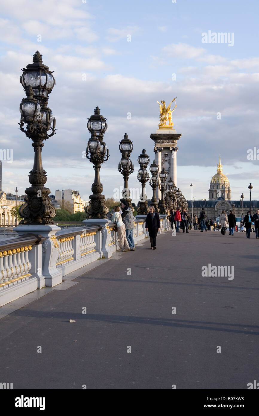 Puente Alexandre III puente con el Hotel de les Invalides en París, Francia, el fondo Foto de stock