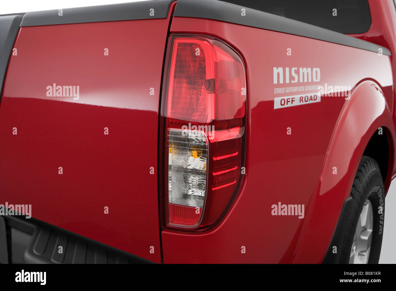 2008 Nissan Frontier Nismo en rojo - luz trasera Fotografía de stock - Alamy