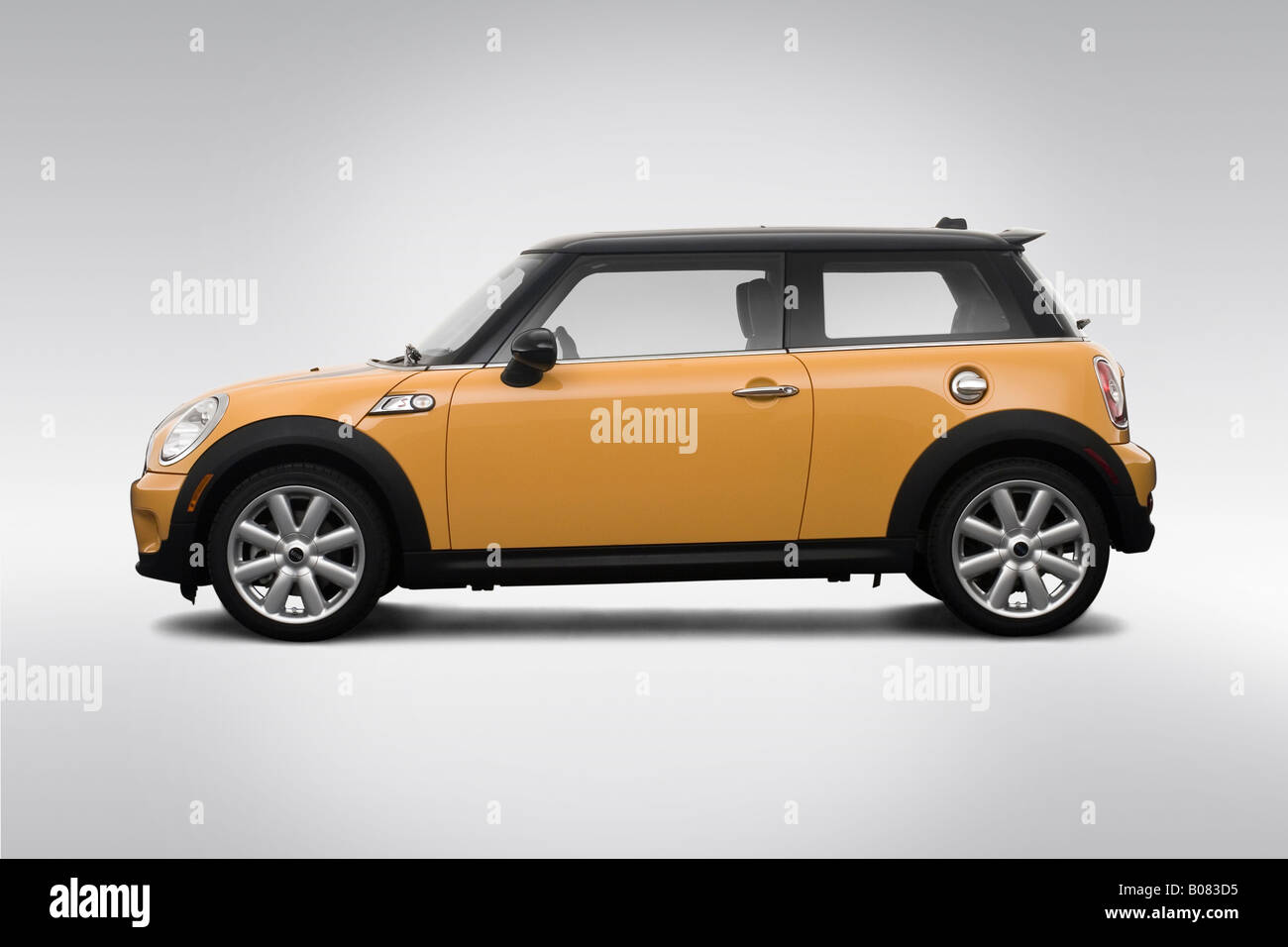 08 Mini Cooper S En Amarillo Controladores El Perfil Lateral Fotografia De Stock Alamy