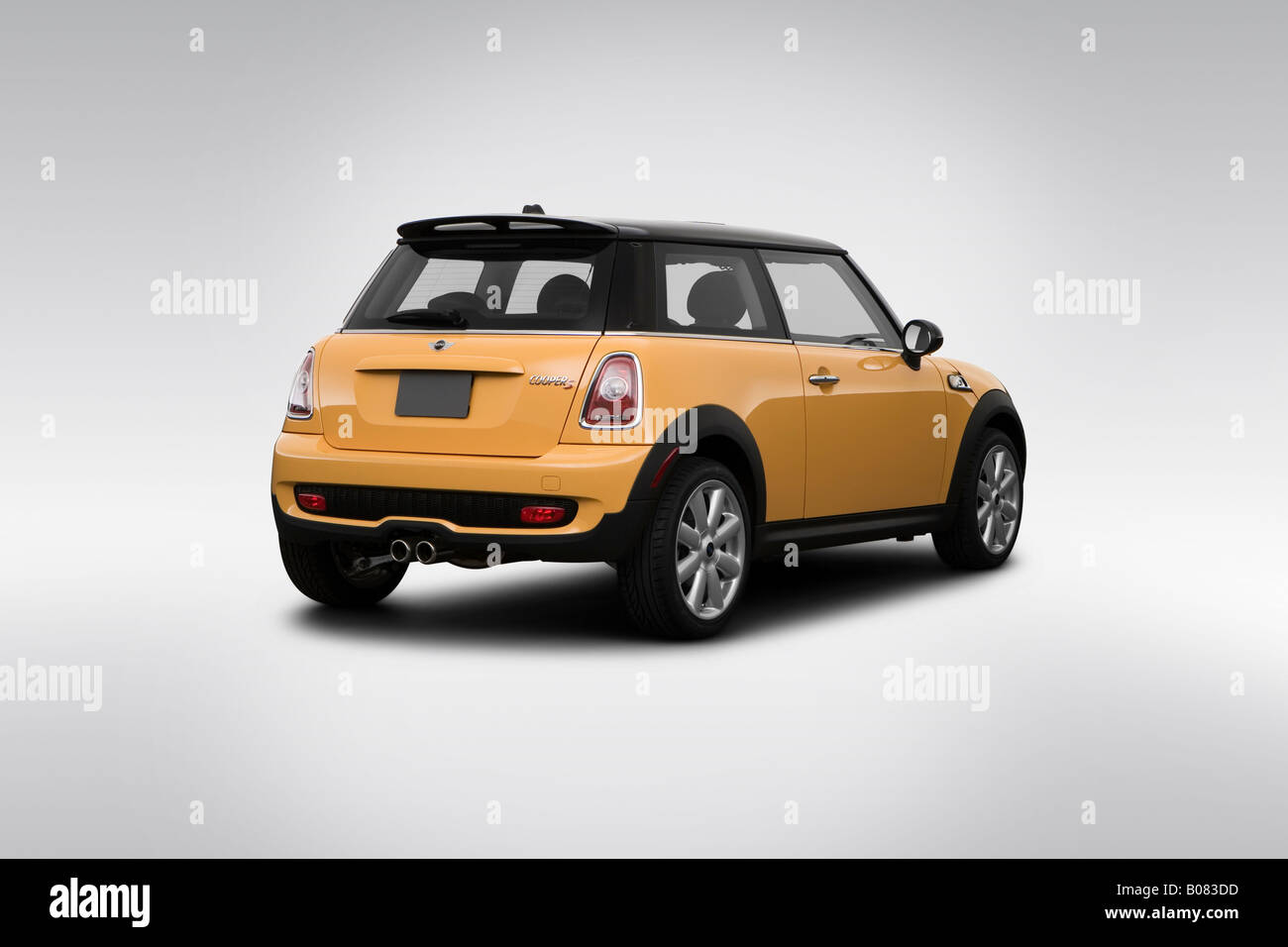 08 Mini Cooper S En Amarillo Angulo De Vision Trasera Fotografia De Stock Alamy