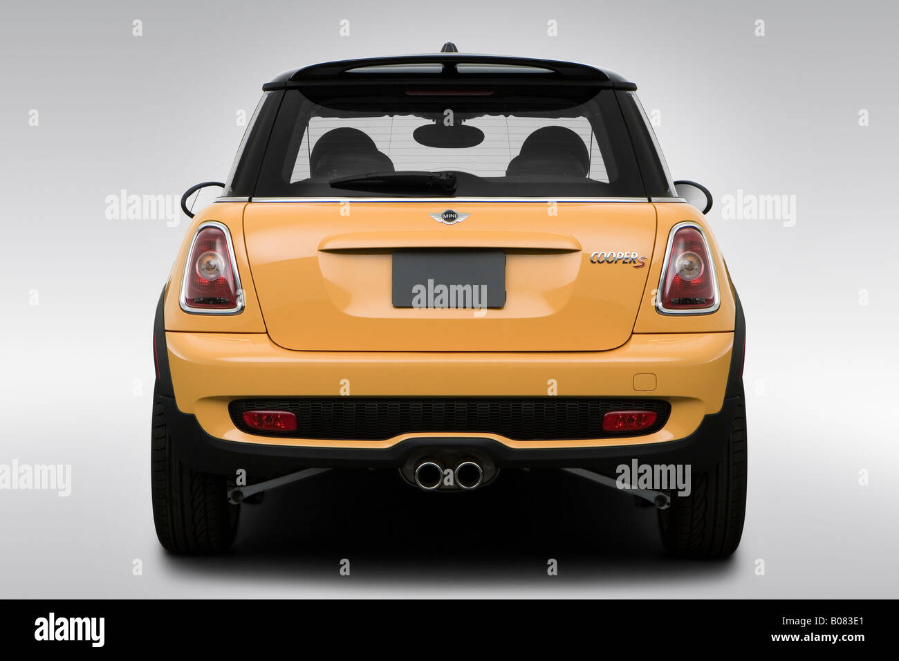 08 Mini Cooper S En Amarillo Baja Gran Parte Trasera Fotografia De Stock Alamy