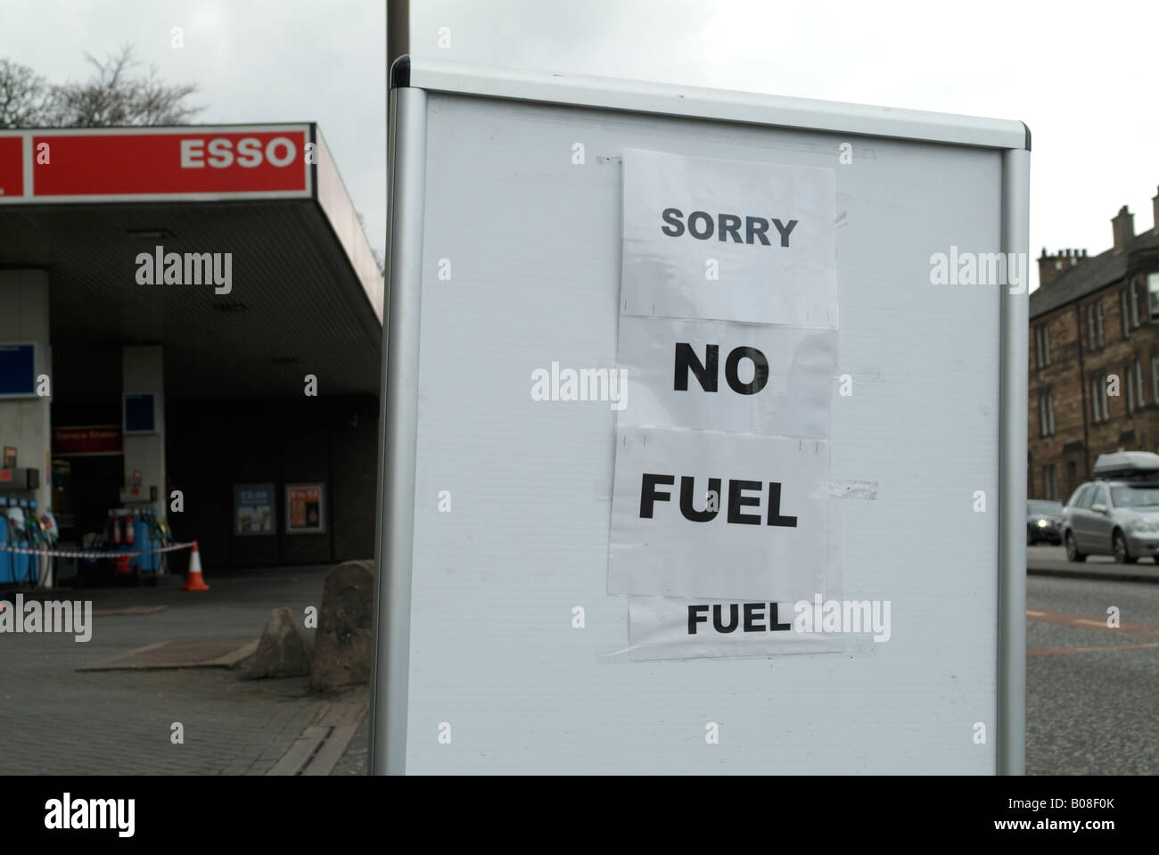 28 de abril de 2008 - debido a la huelga de trabajadores de Grangemouth este garaje se ha quedado sin combustible Foto de stock