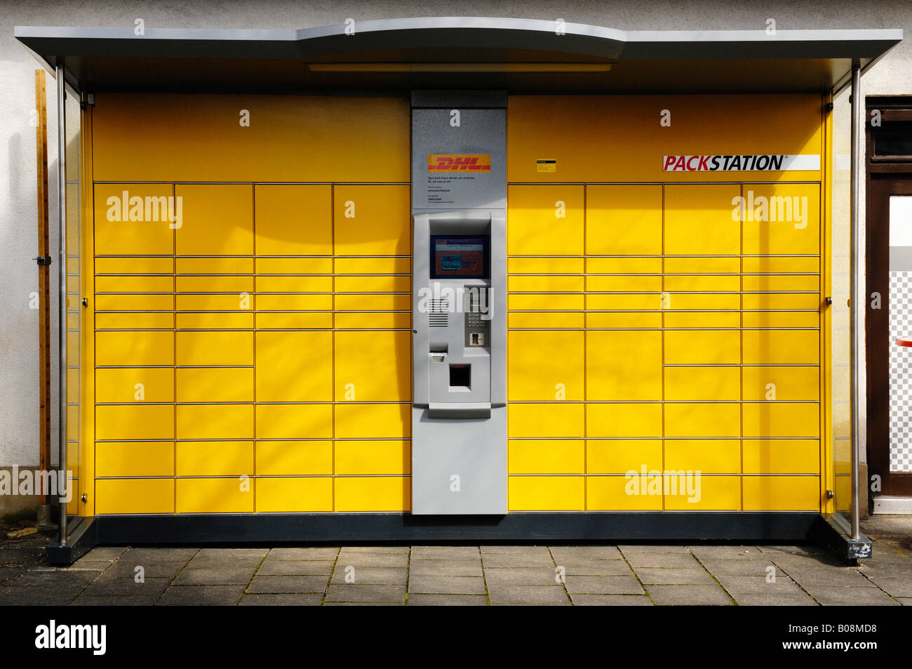 Punto de recogida de paquetería DHL automatizado, Munich, Baviera, Alemania  Fotografía de stock - Alamy