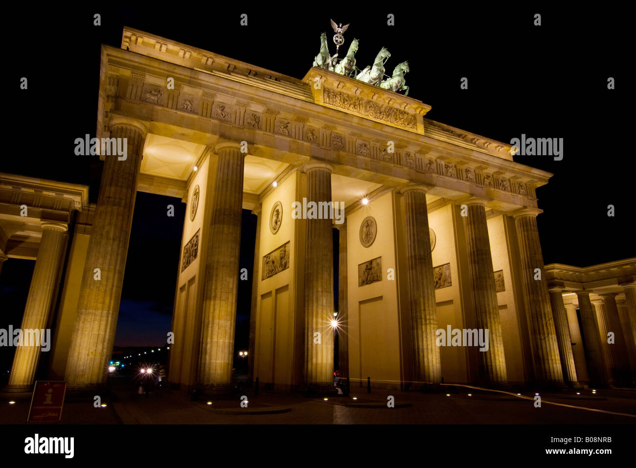 Brandenburger Tor (Puerta de Brandenburgo) por la noche, la Pariser Platz, el centro de Berlín, Alemania, Europa Foto de stock
