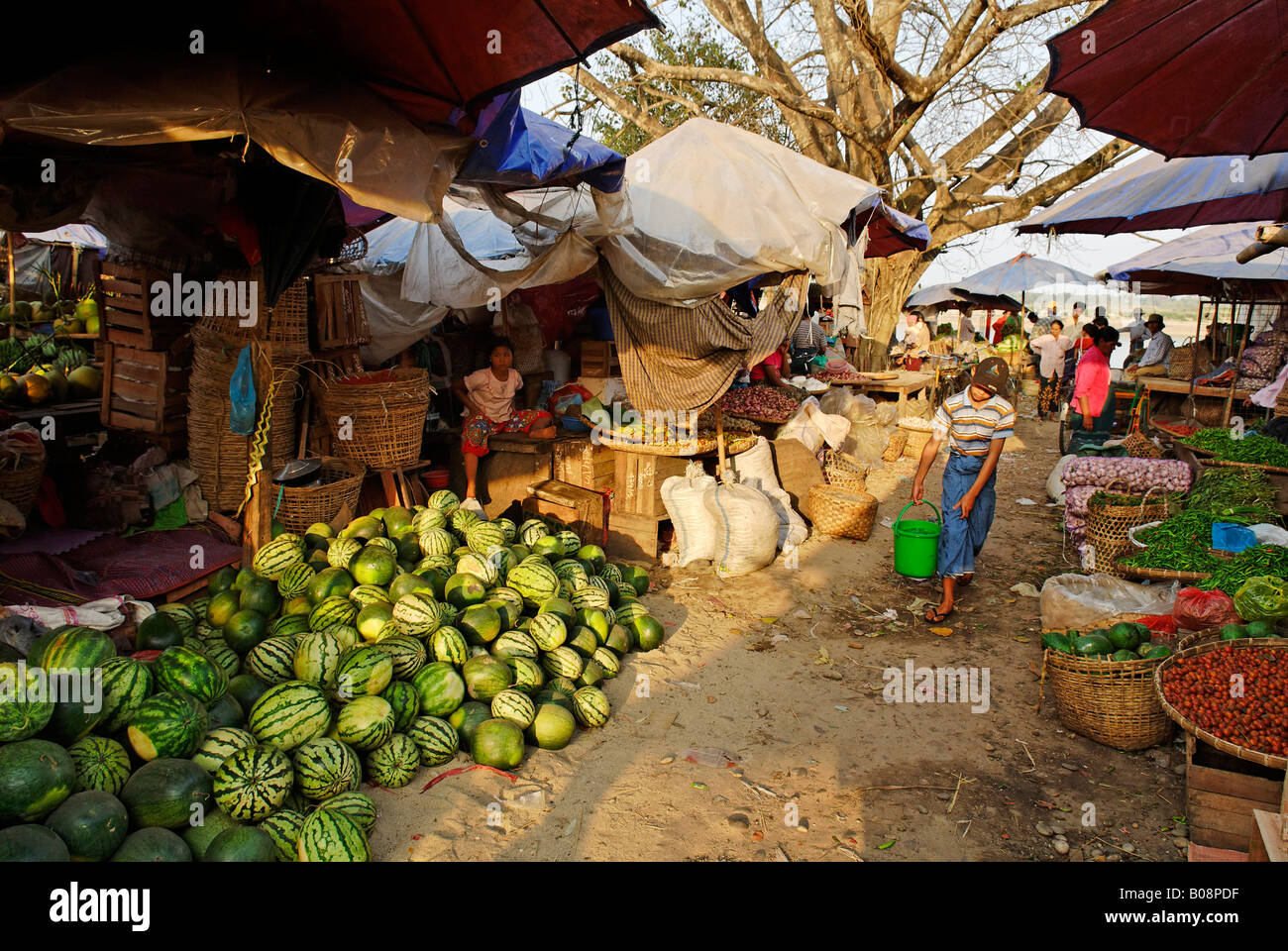 Mercado de Myitkyina, en el estado de Kachin, en Myanmar (Birmania), el sudeste de Asia Foto de stock
