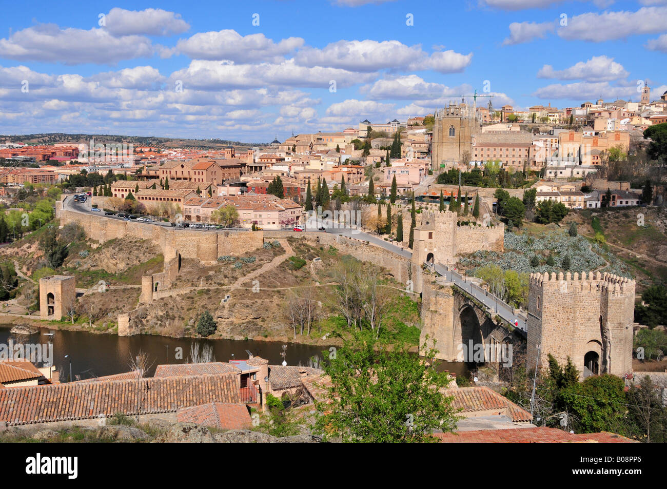 Vista de la parte antigua de Toledo y el río Tajo, Puente de San Martín en primer plano, Toledo, España Foto de stock