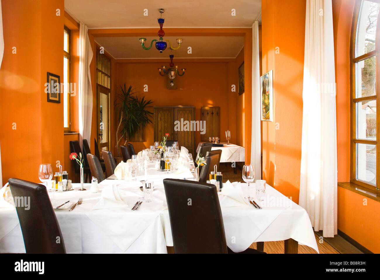 Mesas, Lido Lounge en Klagenfurt, Carintia, Austria Foto de stock