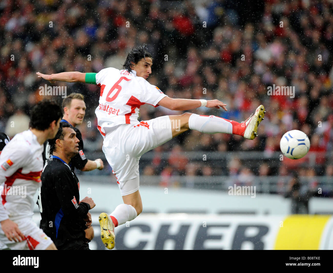 El VfB Stuttgart club de fútbol jugador Fernando Meira disparar a un objetivo Foto de stock