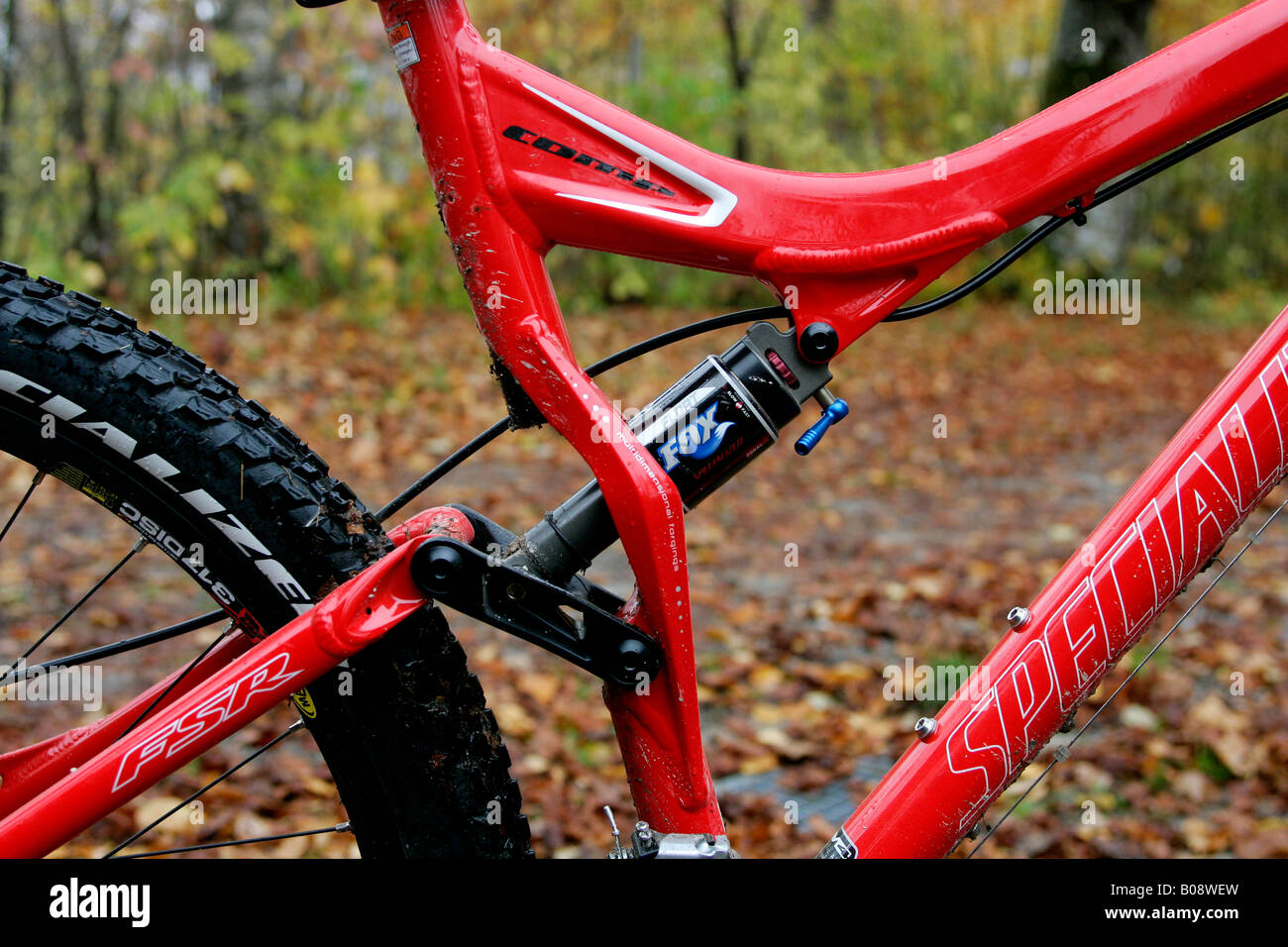 Amortiguador de gas en una bicicleta de montaña totalmente montada por  resorte Fotografía de stock - Alamy