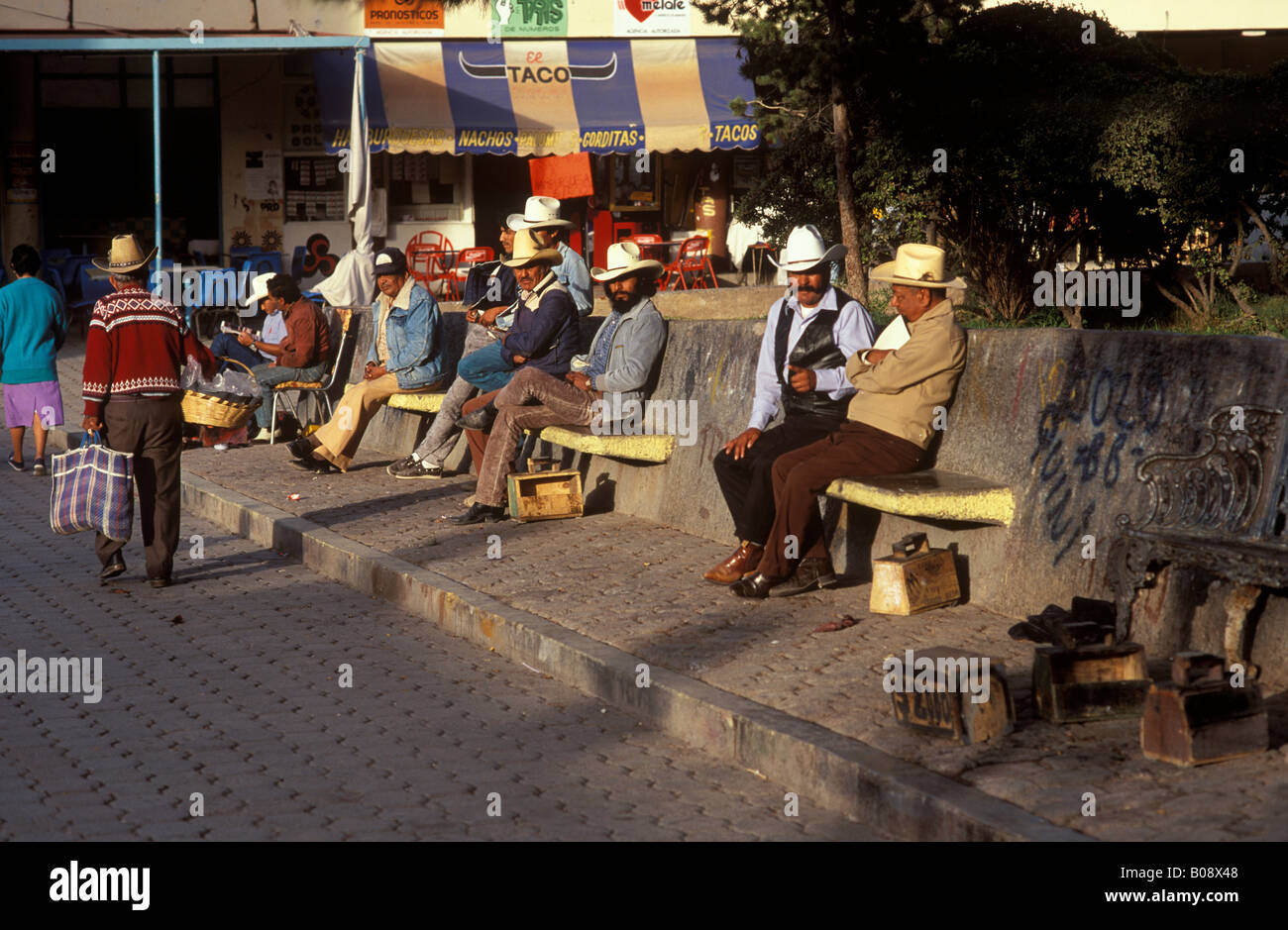 Los hombres de lustrabotas en la plaza de la ciudad de Saltillo, Coahuila, México Foto de stock