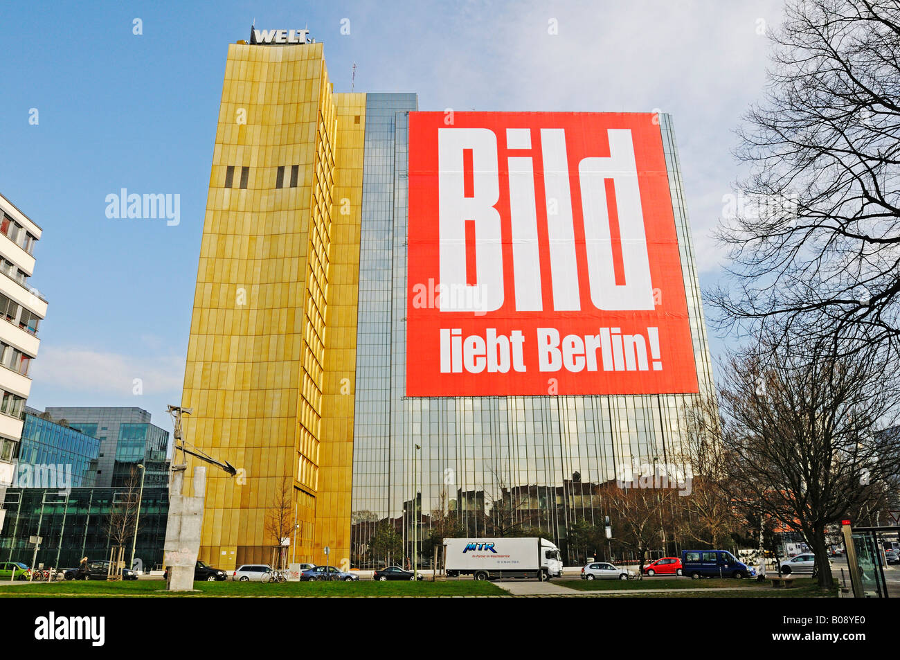 Publicidad en vallas gigantes el periódico Bild montado en la torre de la oficina de la editorial Axel Springer, Berlín Kreuzb Foto de stock