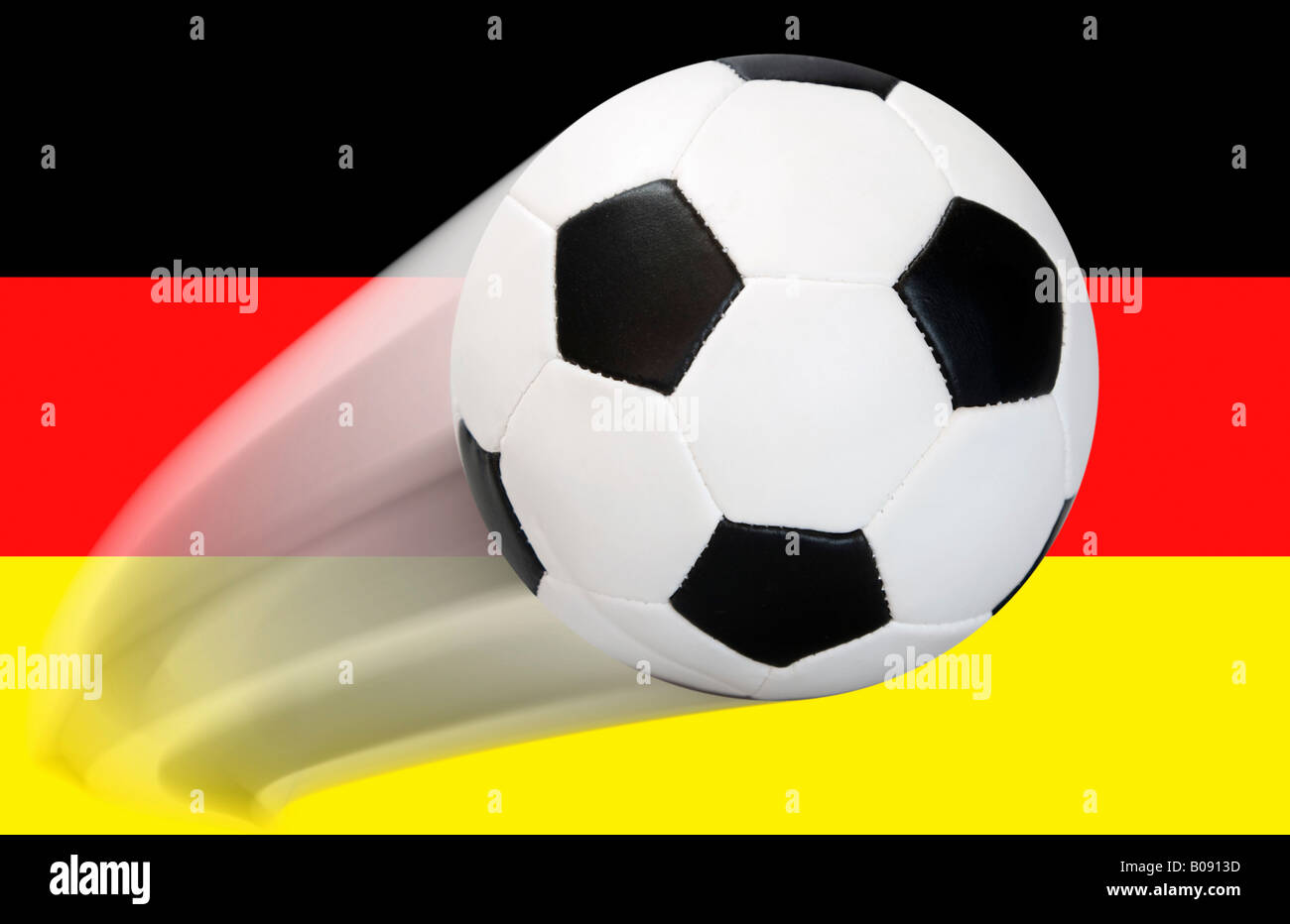 Fútbol volando en frente de una bandera Alemana - Serie Foto de stock
