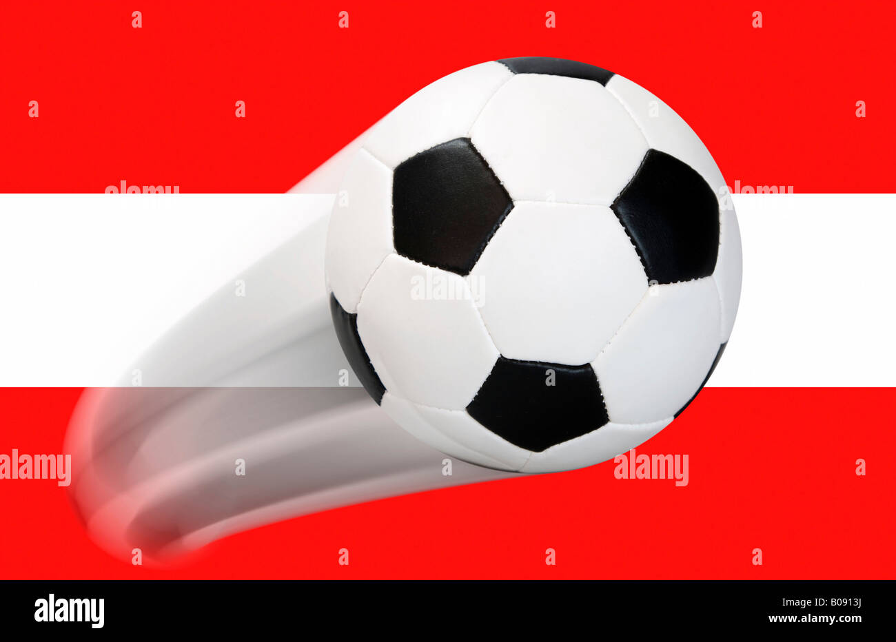 Fútbol volando en frente de una bandera austríaca - Serie Foto de stock