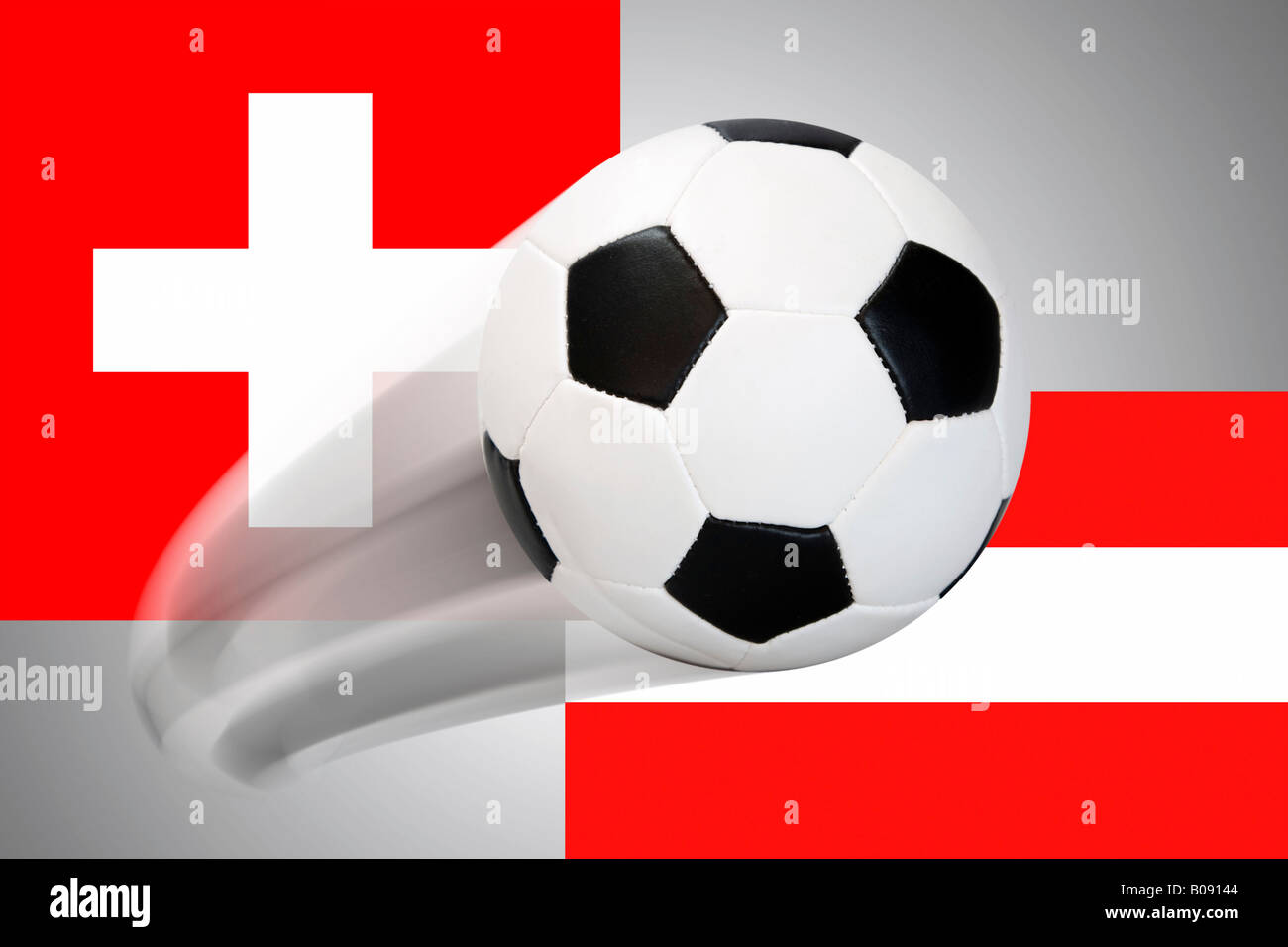 Fútbol volando en frente de banderas de Suiza y Austria - Serie Foto de stock