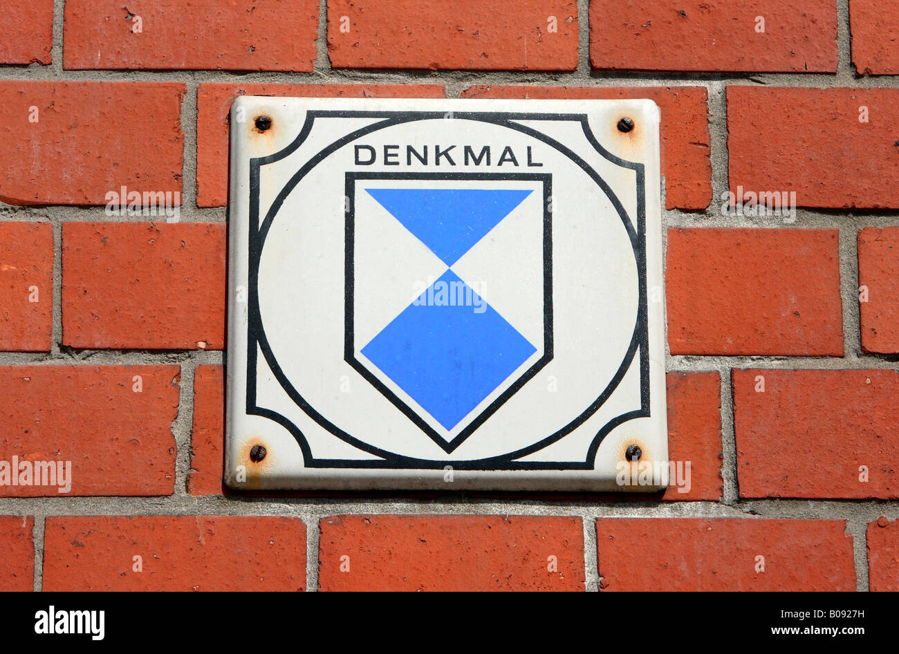 Placa montada en una pared de ladrillo marcando un edificio histórico, Alemania Foto de stock
