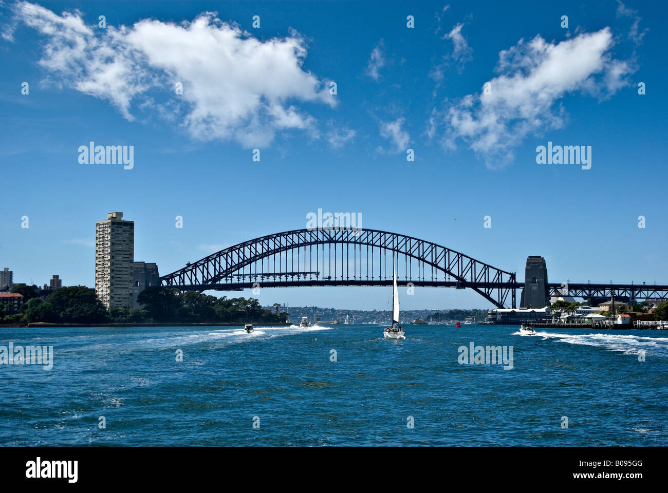 El puente del puerto de Sydney en un increíble día de primavera Foto de stock