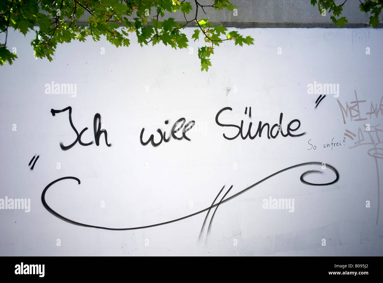 'Ich will Suende' (Quiero el pecado), pintadas en una pared blanca Foto de stock