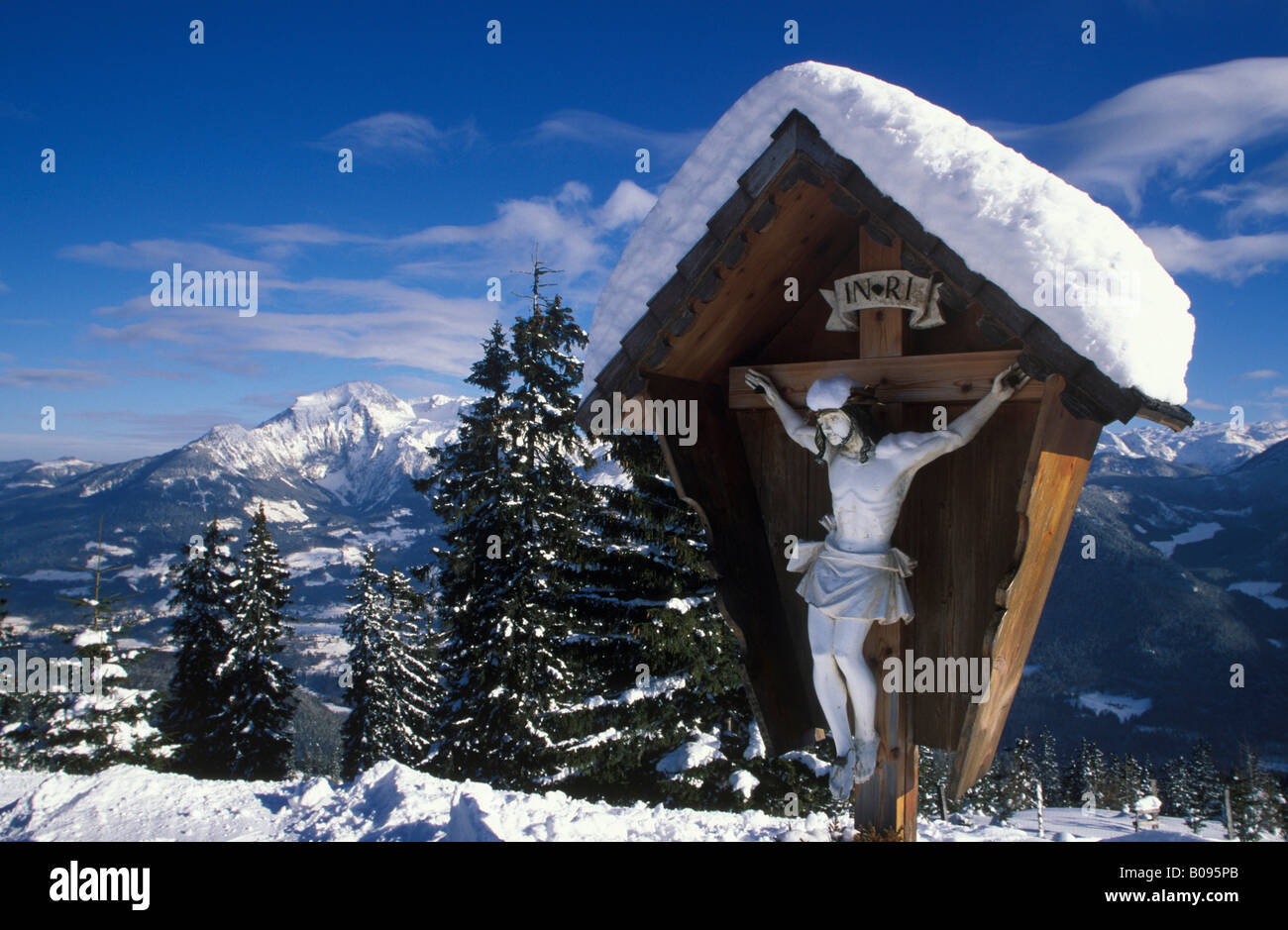 Wayside cruz conmemorativa en la montaña, Schwarzeck-Hirschkaser Berchtesgadener Alpen (Alpes Berchtesgaden), Oberbayern (Upp Foto de stock