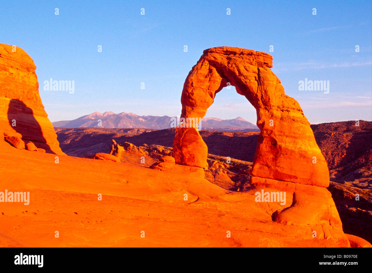 El arco delicado y el rango de La Sal, Parque Nacional Arches, en Utah, EE.UU. Foto de stock