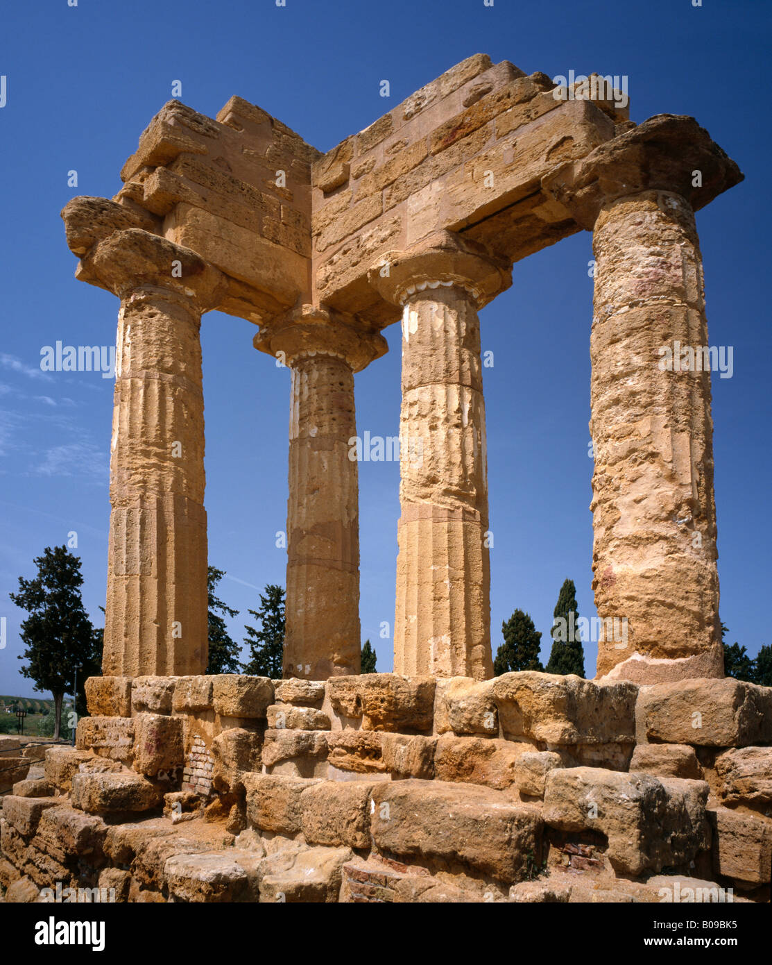 El templo de dioscuri, Castor y Pólux, Valle de los Templos de Agrigento Sicilia Italia UE. Foto de stock