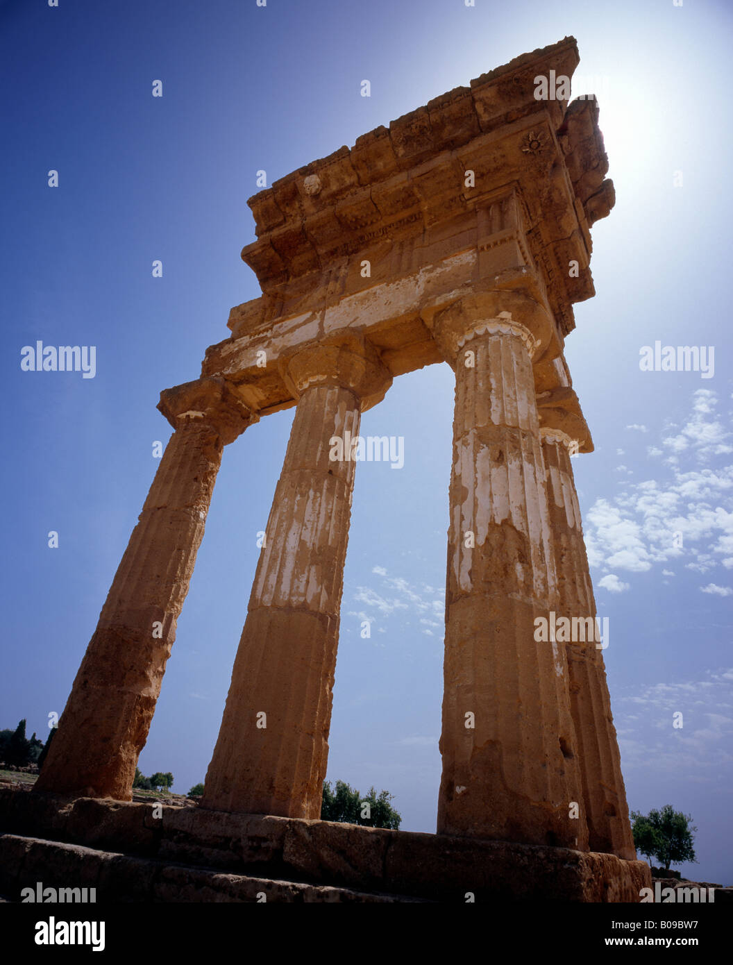El templo de dioscuri, Castor y Pólux, Valle de los Templos de Agrigento Sicilia Italia UE. Foto de stock