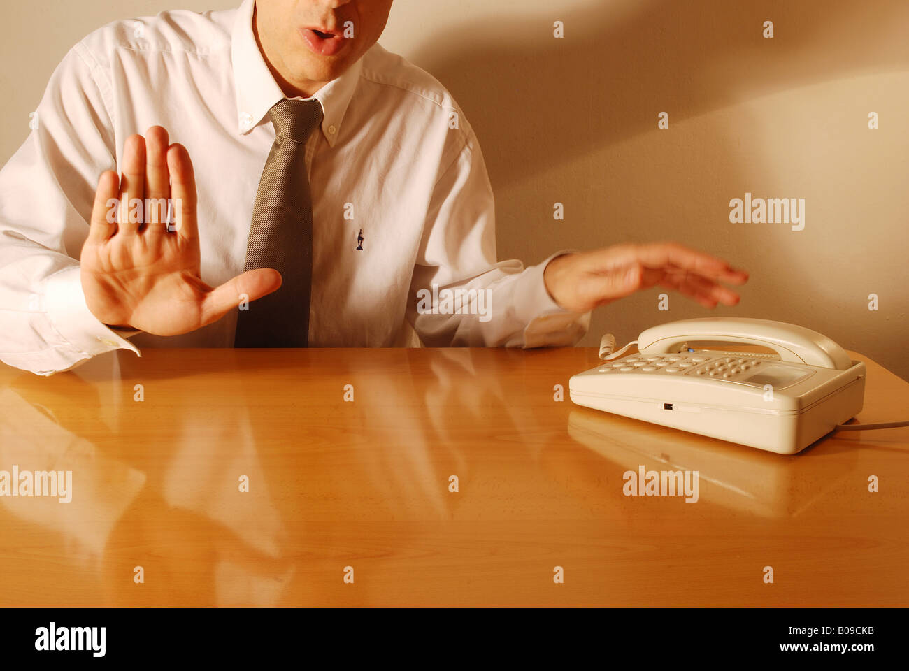 Los Gestos De La Mano Espere Un Momento Por Favor Contestar Una Llamada Telefonica Fotografia De Stock Alamy