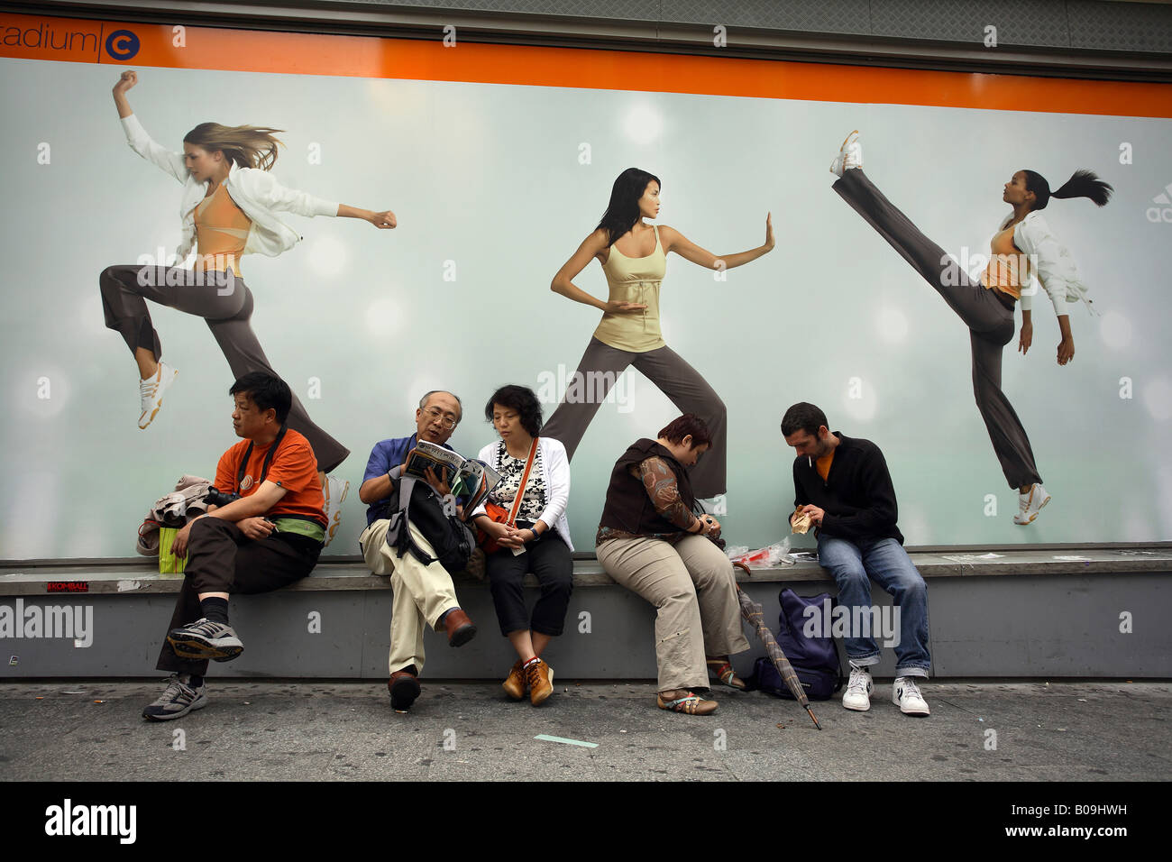 La gente en frente de un anuncio de Adidas, París, Francia Fotografía de  stock - Alamy