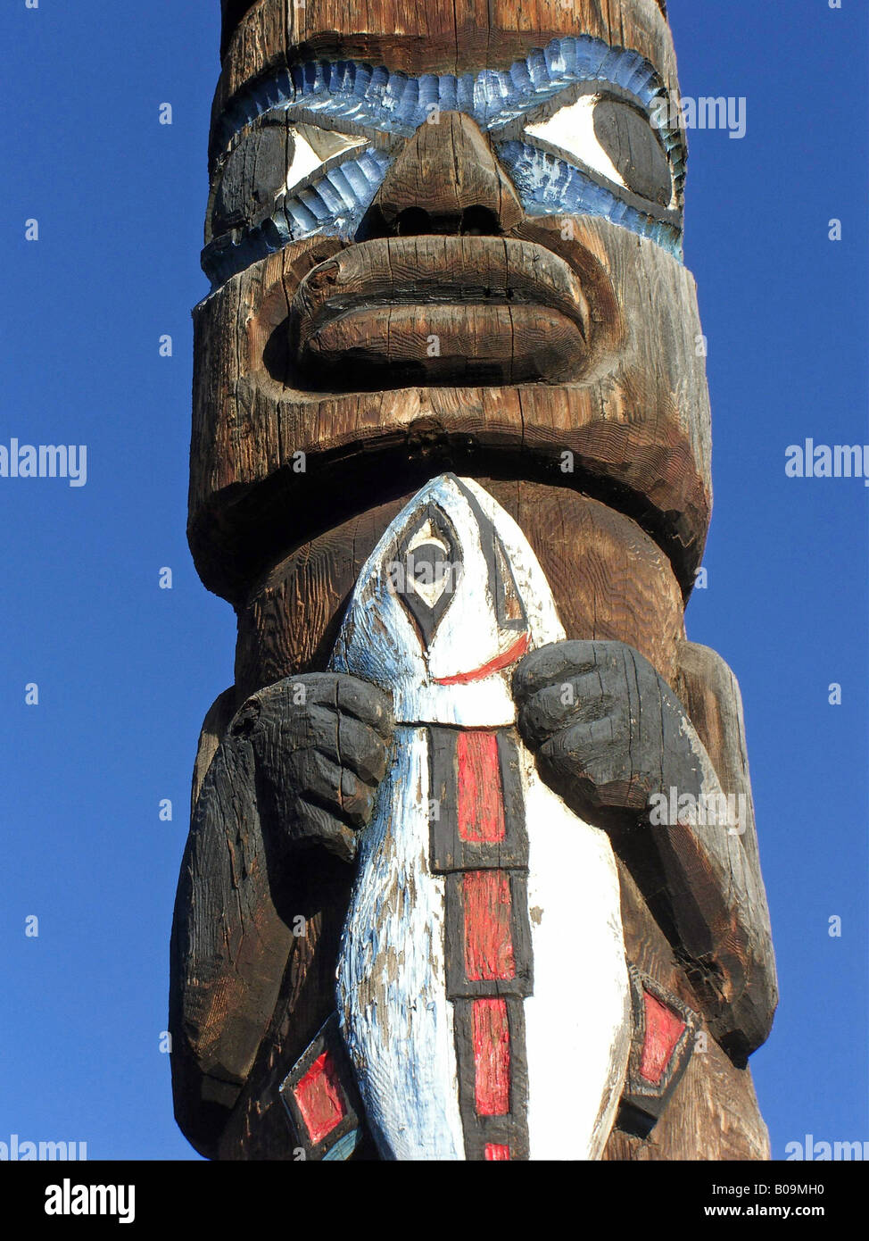 recurso renovable canal frijoles Pescado de Totem Fotografía de stock - Alamy
