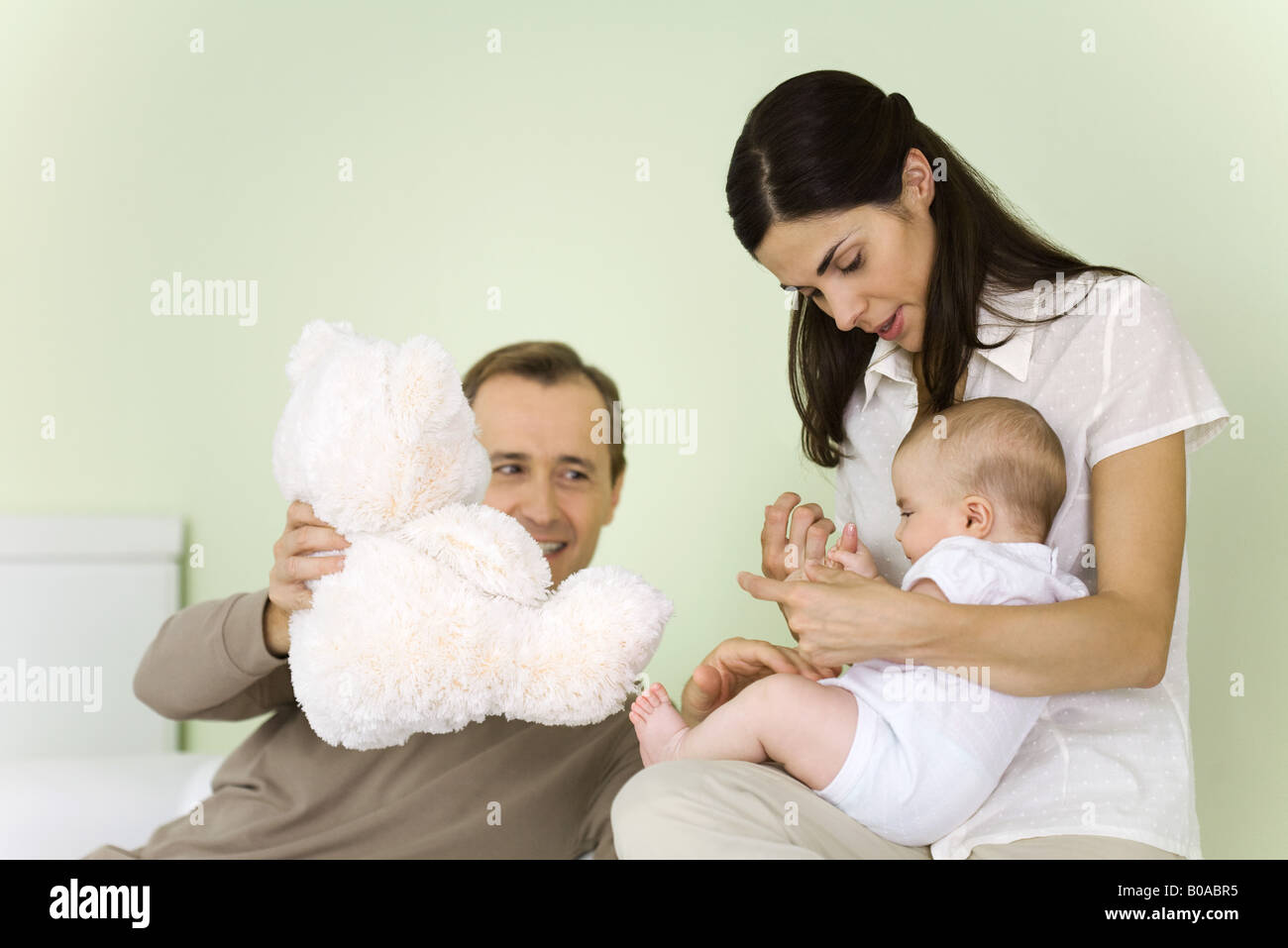 Adorable bebé recién nacido arrullo mientras yace en el regazo de la madre  Fotografía de stock - Alamy