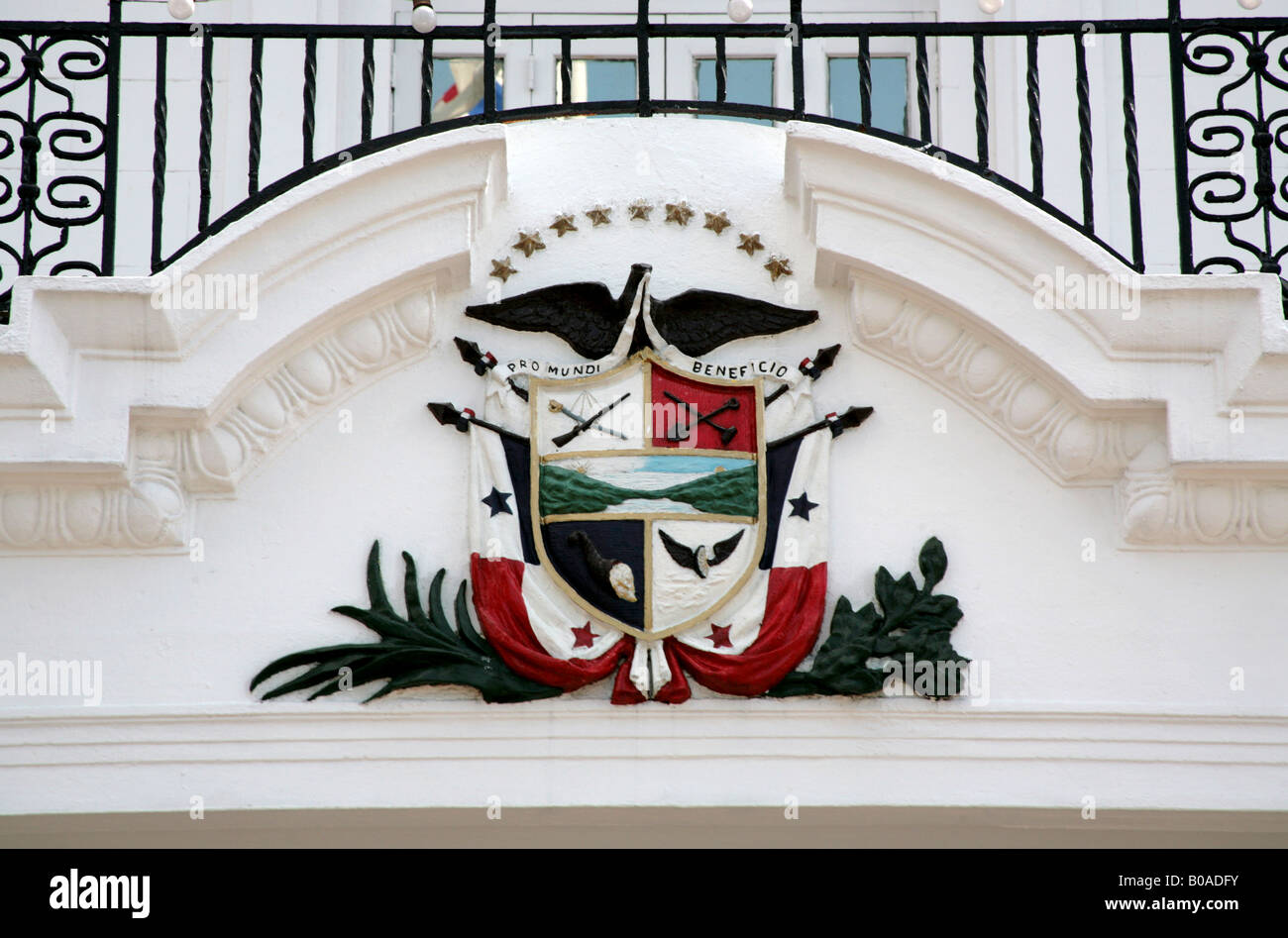 República de Panamá escudo de armas en la fachada del palacio presidencial Foto de stock