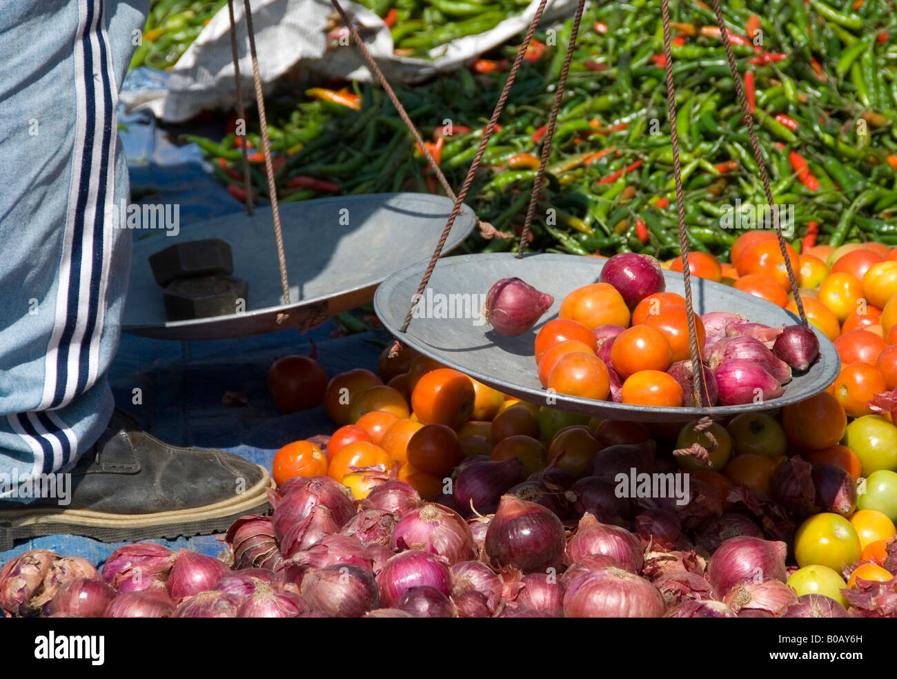 Tomates y cebollas de pesaje en el mercado dominical de Paro, Bhután Foto de stock