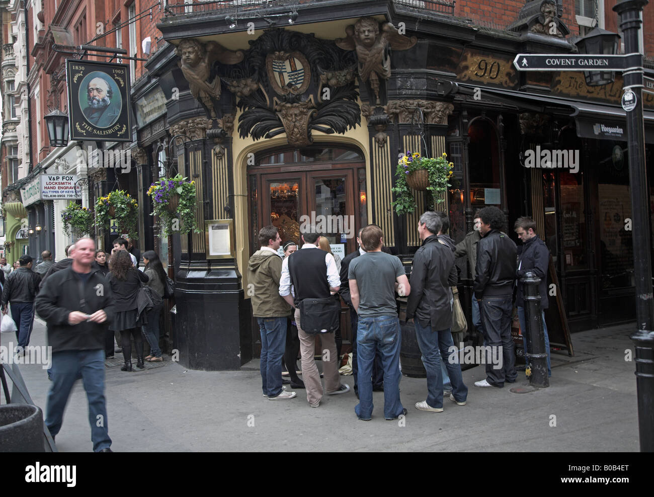 El viernes por la noche después de trabajar los bebedores fuera del pub de Salisbury, Strand, Londres Foto de stock