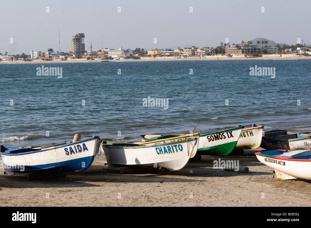 Pequeños barcos de pesca en Mazatlán, México Foto de stock