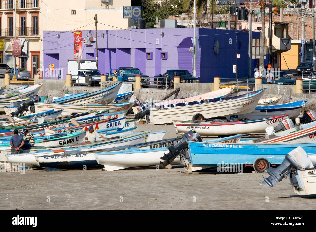 Pequeños barcos de pesca en Mazatlán, México Foto de stock