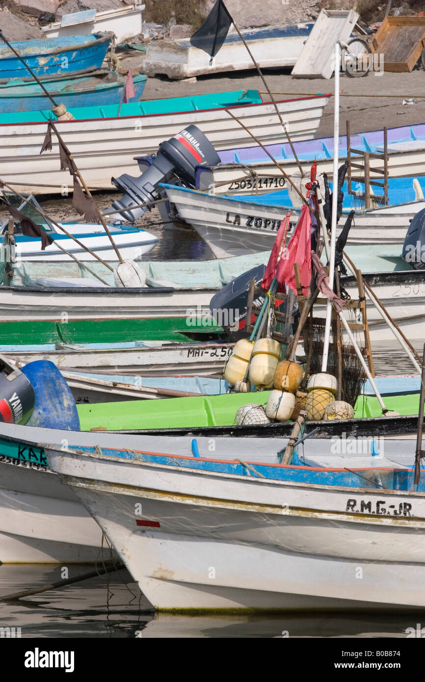 Pequeños barcos de pesca en Mazatlán, México Foto de stock