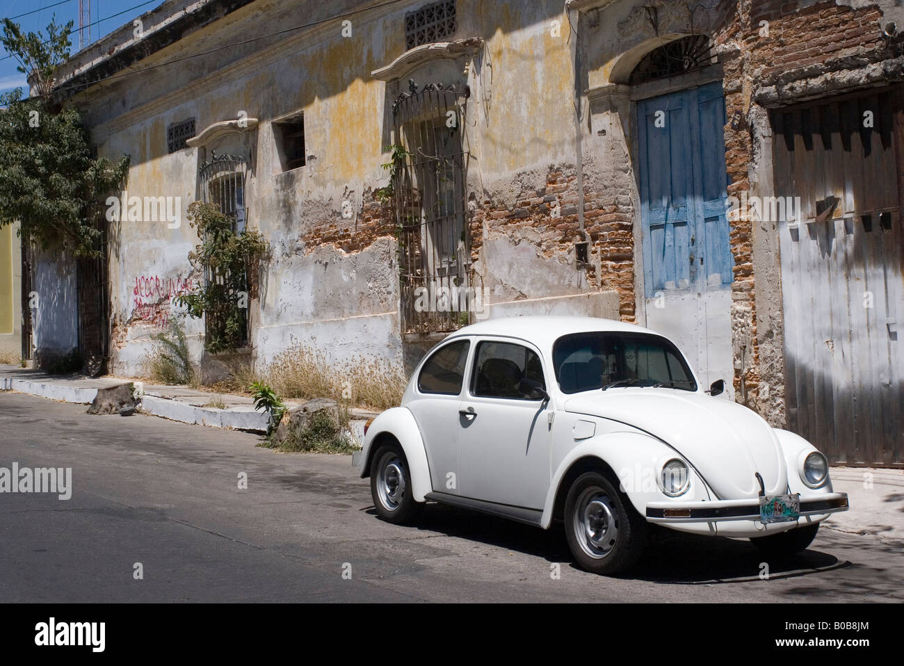 Viejo Volkswagen Beetle estacionado en una calle de Mazatlán, Sinaloa, México Foto de stock