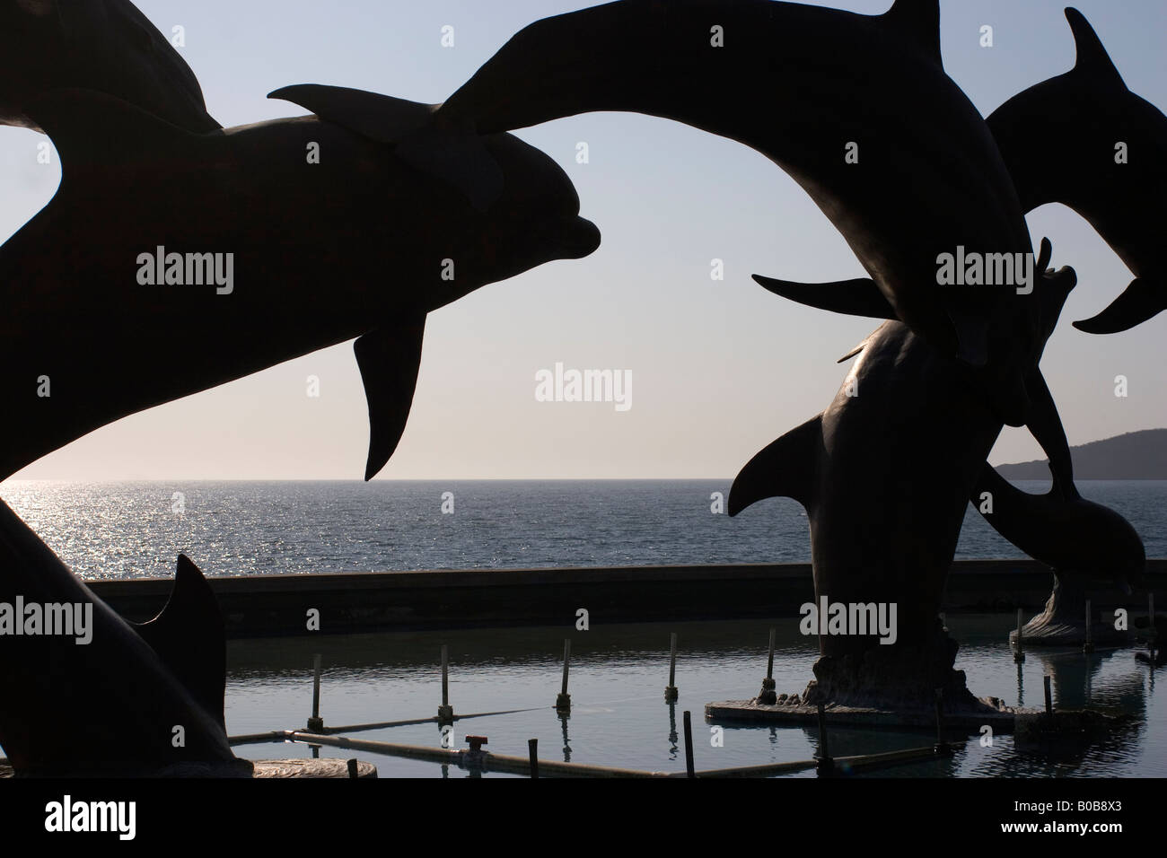 Escultura de delfines en Mazatlán, México Foto de stock