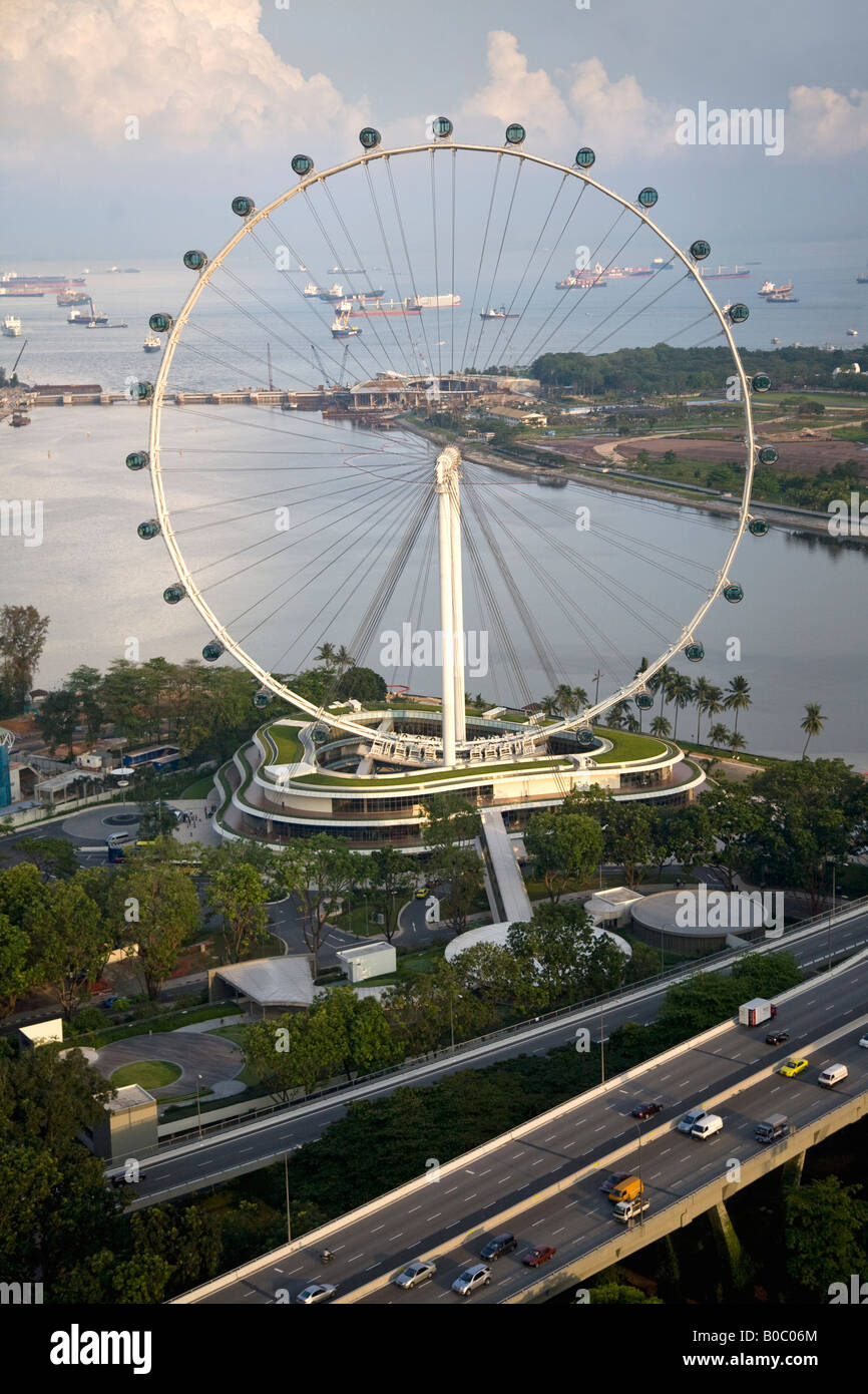 El Singapore Flyer la noria más grande de los mundos tomadas contra dramático que muestra un nuevo horizonte de Singapur Singapur andanada as Foto de stock