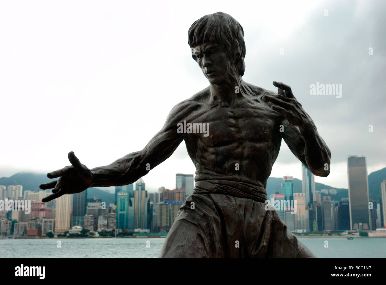 Estatua de Bruce Lee y horizonte de Hong Kong de abril de 2008 Foto de stock