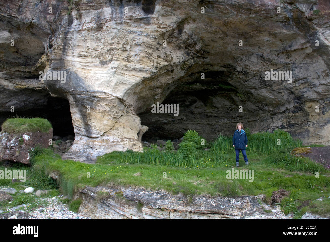 King s cuevas arran Escocia supuestamente donde Robert Bruce vi una araña antigua y el indicador de nivel del mar Foto de stock