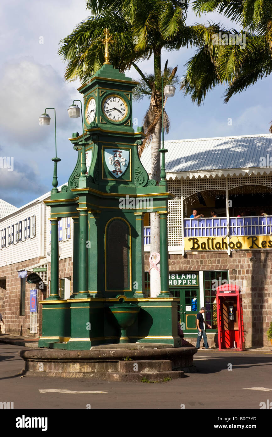 Antillas, Caribe, Antillas, Islas de Sotavento, Saint Kitts y Nevis, Basseterre Picadilly Circus, la torre del reloj Foto de stock