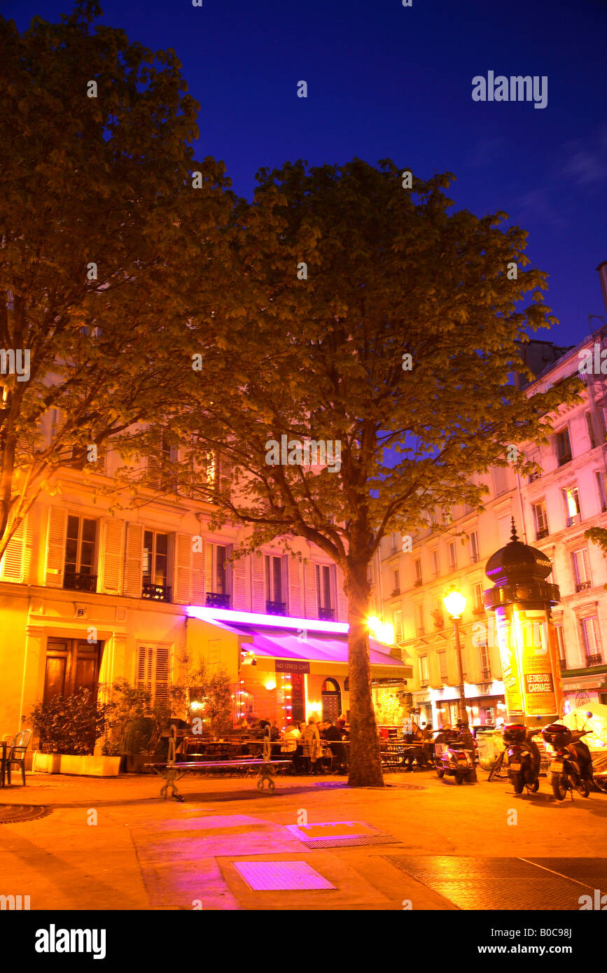 La vida nocturna en París, café bar con terraza y restaurantes en las calles Plaza Foto de stock