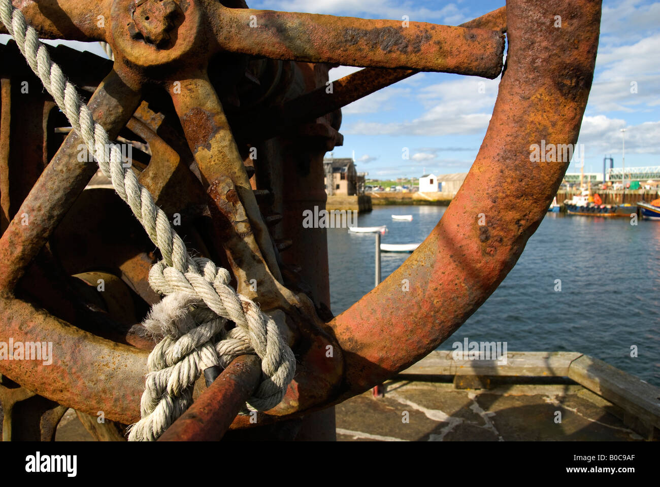 Asa tortuosa sobre una antigua grúa, Stromness, Islas Orcadas, Escocia, Reino Unido Foto de stock