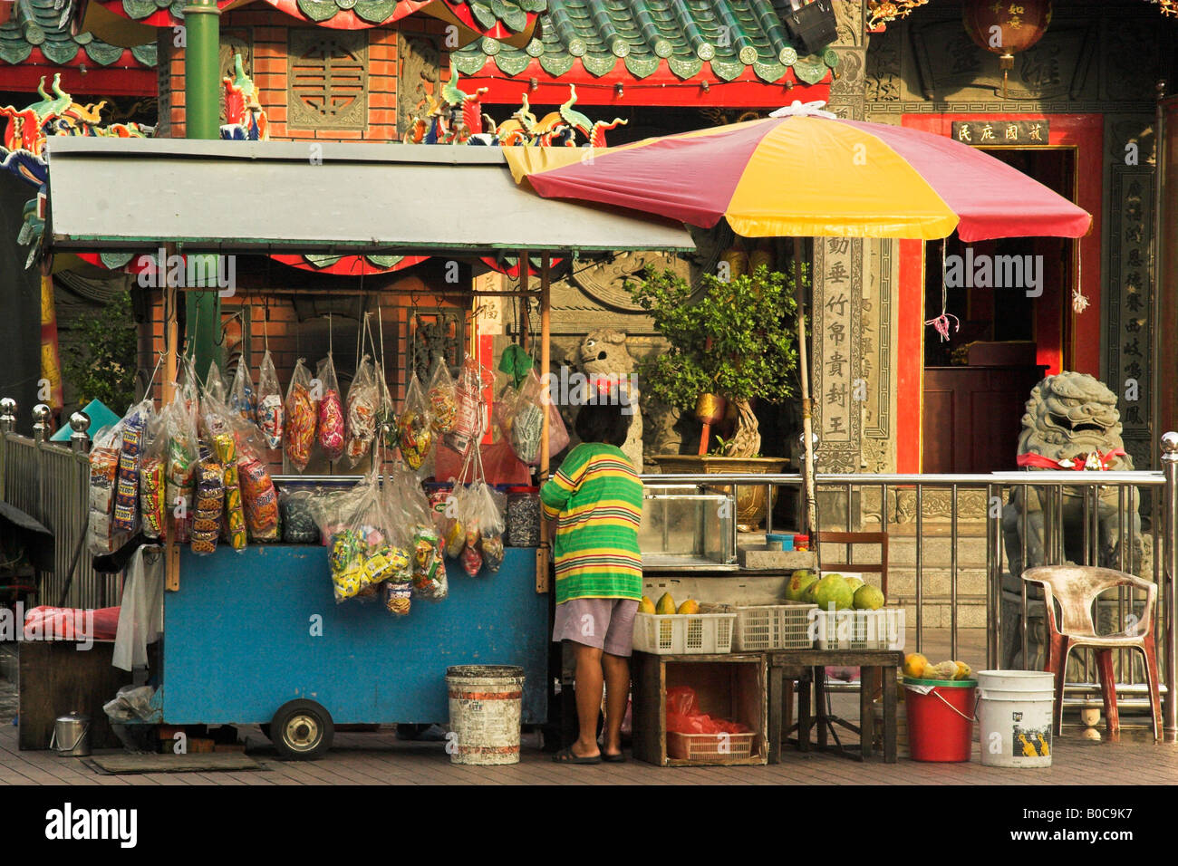 Vendedores ambulantes y tienda de Kuching Sarawak Foto de stock