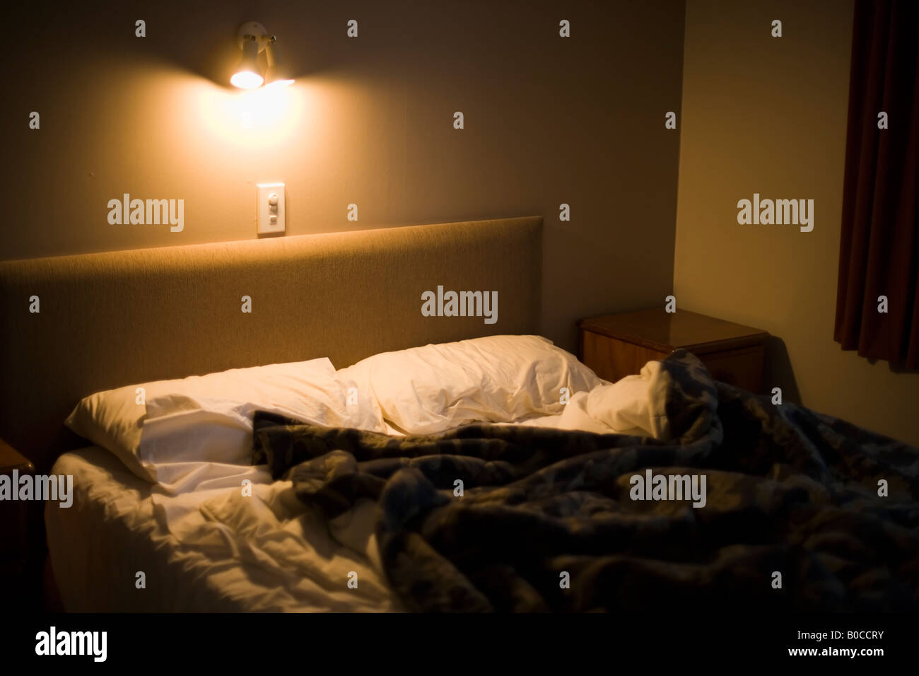 Dormía en la cama doble habitación de motel Wellington, Nueva Zelanda Foto de stock